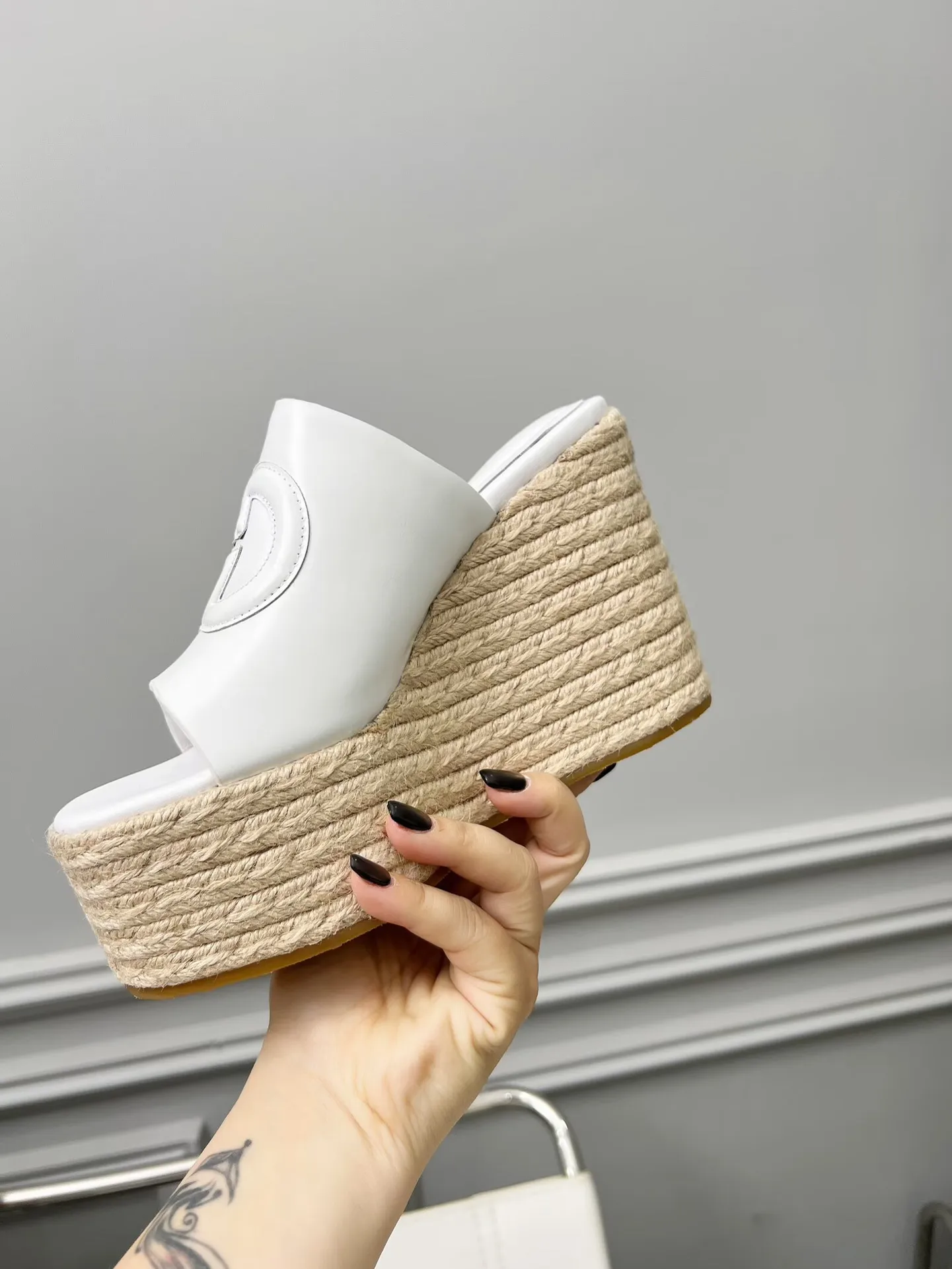 👟👟Ex-factory price 460👟👟 Gucci’s new slippers, fashionable, high-end and full of personality✅ Very stable, comfortable and durable for daily use, convenient and unique for daily matching, a must-have classic for summer, the upper is made of GUCCI brand stitching Fabric: cowhide Lining/feet: sheepskin Platform height: 11cm Color: black, white, brown, burgundy, pink Code number: 35-42 (41 and 42 need to be customized) Packaging: Comes with cloth bag and card.